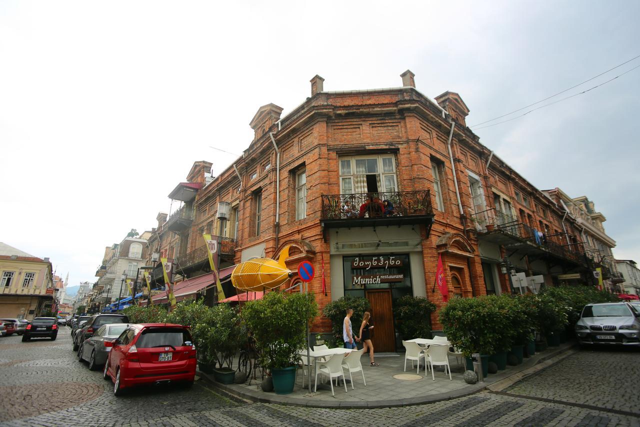 Lilus Hostel Батуми Экстерьер фото